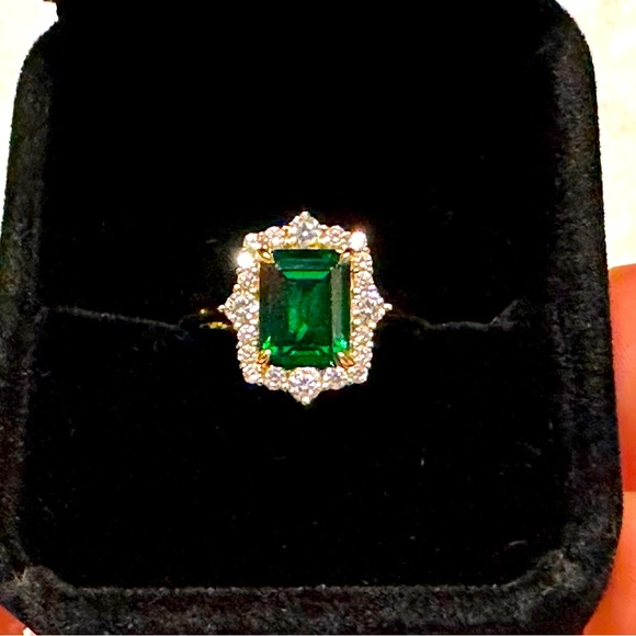 Emerald Green Halo ring set in gold - size 7 - Picture 1 of 3